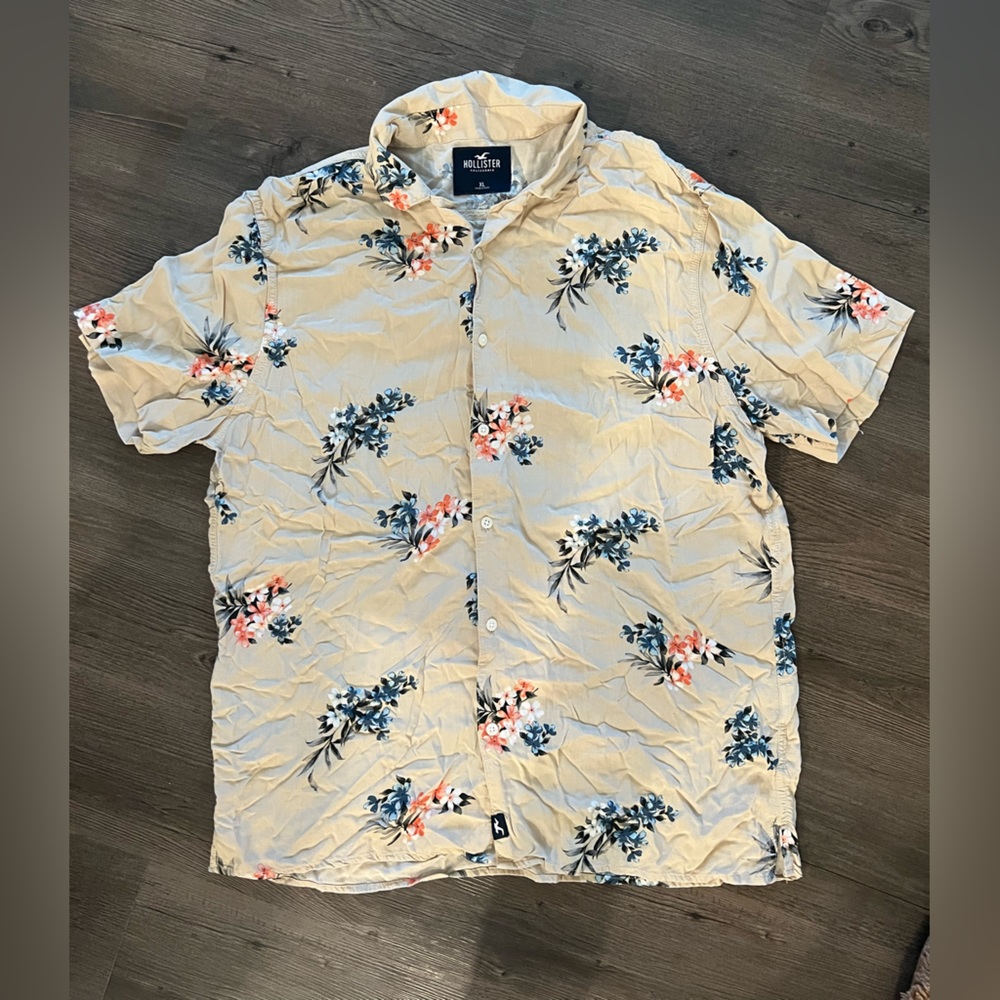 Hollister Hawaiian Floral Button Up Men’s Shirt. Size XL.
